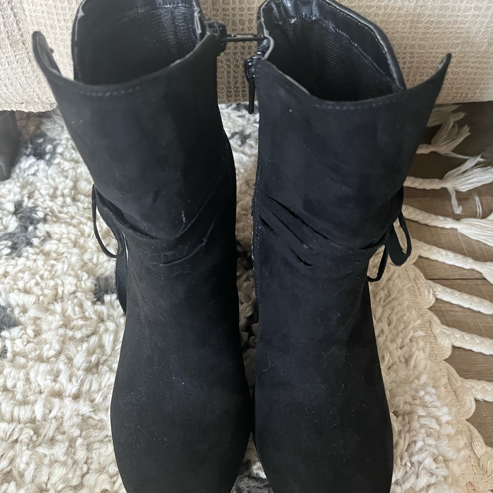 Christian Siriano size 6.5 black suede 3.5 in heel.  Barely worn.